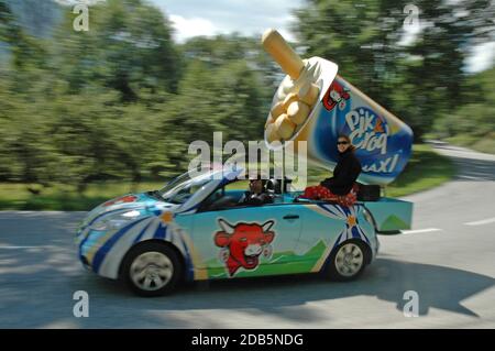 Tour de France Karawane, die im Juli 2005 die Passstraße des Cormet de Roselend in den französischen Alpen hochfährt. Stockfoto