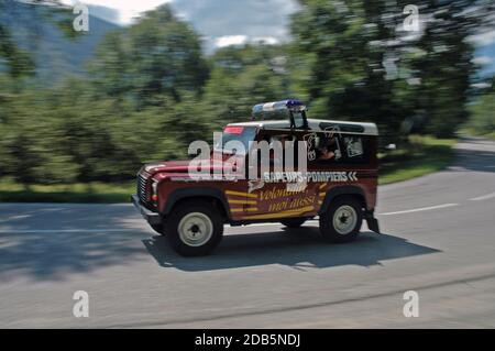 Tour de France Karawane, die im Juli 2005 die Passstraße des Cormet de Roselend in den französischen Alpen hochfährt. Stockfoto