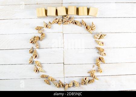 Die Schalen sind in einem Kreis angeordnet, im Inneren ist Platz für eine Nachricht zusammen mit den Holzwürfeln, auf die Sie den Text schreiben können. Stockfoto