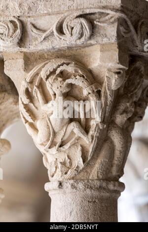Romanische Kapitelle der Säulen im Kreuzgang der Abtei von Montmajour in der Nähe von Arles, Frankreich Stockfoto