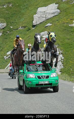 Tour de France Karawane, die im Juli 2005 die Passstraße des Cormet de Roselend in den französischen Alpen hochfährt. Stockfoto