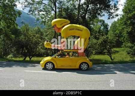 Tour de France Karawane, die im Juli 2005 die Passstraße des Cormet de Roselend in den französischen Alpen hochfährt. Stockfoto