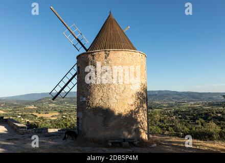 Alte Windmühle in Saint-Saturnin-les-Apt Muehle in der Provence, Frankreich Stockfoto