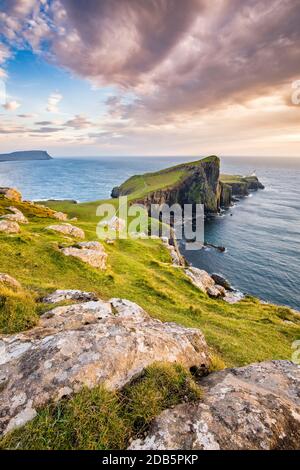 Moody Clouds über Neist Point Lighthouse auf der Isle of Skye, Schottland. Stockfoto