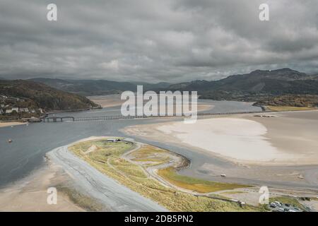 Drohnenschießen über der Flussmündung des Mwaddach zwischen Barmonth und Fairbourne in Nordwales, Großbritannien Stockfoto