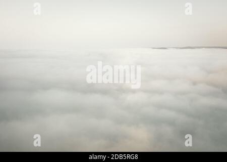 Drohne schießen über schweren Nebel am Herbstmorgen in United Königreich Stockfoto