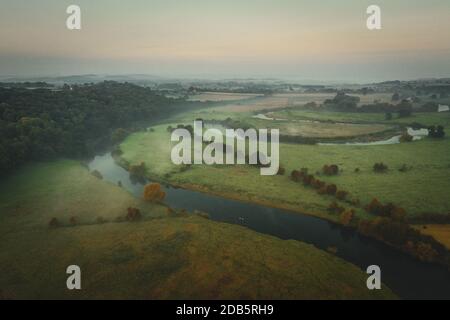 Luftaufnahme über Severn River Mäander an nebligen herbstlichen Morgen In Shropshire Stockfoto