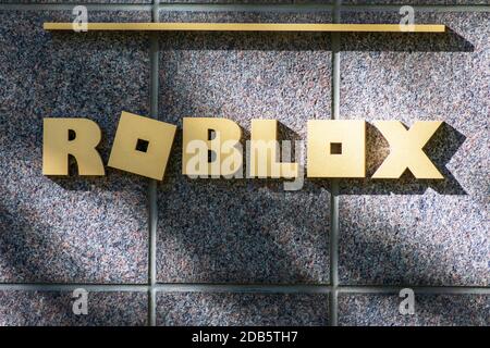 Roblox Schild Logo am Hauptsitz. Roblox ist eine Online-Gaming-Plattform und Spiel Kreation System - San Mateo, Kalifornien, USA - 2020 Stockfoto