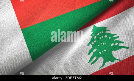 Madagaskar und Libanon zwei Flaggen Textiltuch, Stoff Textur Stockfoto