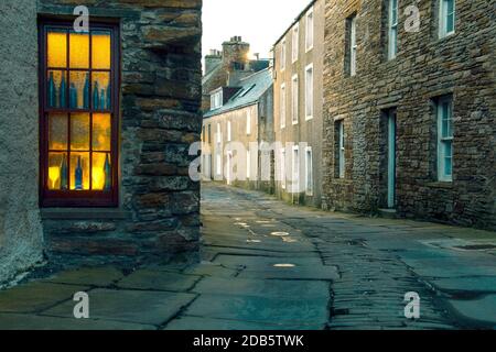 Romantische schmale Straße in der schottischen Stadt Stromness auf Orkney at Abend Stockfoto