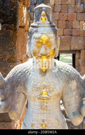 Teilweise vergoldete Inage einer Gottheit, möglicherweise Jayavarman VII in Prasat Mueang Sing, einem Khmer-Tempel in Westthailand. Stockfoto