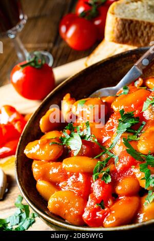 Rustikale Riesenbohnen mit frischer Tomatensauce Stockfoto