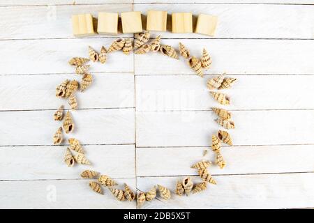 Die Schalen sind in einem Kreis angeordnet, im Inneren ist Platz für eine Nachricht zusammen mit den Holzwürfeln, auf die Sie den Text schreiben können. Stockfoto