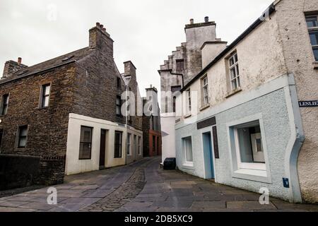 Weitwinkel Blick auf die enge Straße in scottish Stadt auf Orkney-Inseln Stockfoto