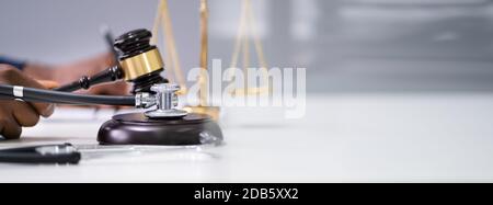 Richter Greift Gavel In Der Nähe Des Stethoskops Im Gerichtssaal An Stockfoto
