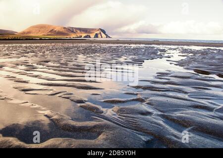 Nahaufnahme der Wellen am Sandstrand bei Ebbe Stockfoto