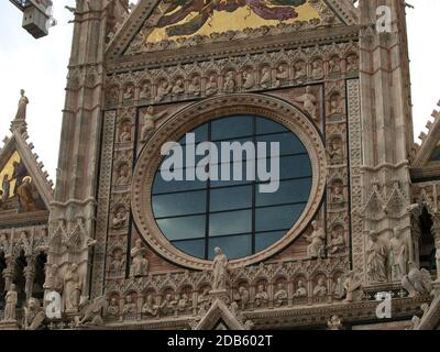 Siena - Dom Fassade. Der Dom von Siena, die im 12. und 13. Jahrhundert gebaut wurde, ist eine der schönsten Kirchen im gotischen Stil in Italien Stockfoto