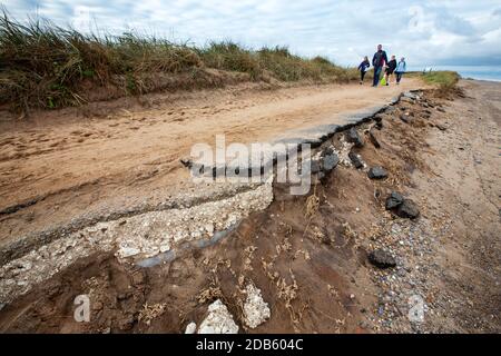 Reste der Straße, um zu verspurn zeigen auf Yorkshires Ostküste, Großbritannien, die durch einen Sturmflut im Jahr 2013 zerstört wurde. Dieser Abschnitt der Küste ist das fa Stockfoto