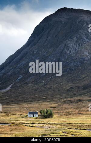 Abgelegenes weißes Landhaus in Glencoe Valley, Schottland, Großbritannien. Stockfoto