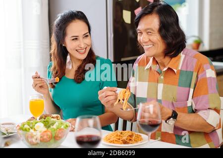 Reifes Paar beim Abendessen Stockfoto
