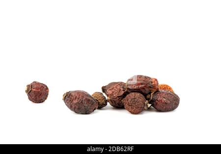 Trockene Hagebuttenbeeren isoliert auf dem weißen Hintergrund. Stockfoto