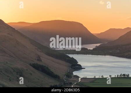 Glühendes goldenes Licht erhellend Tal bei Sonnenuntergang im englischen Lake District. Stockfoto