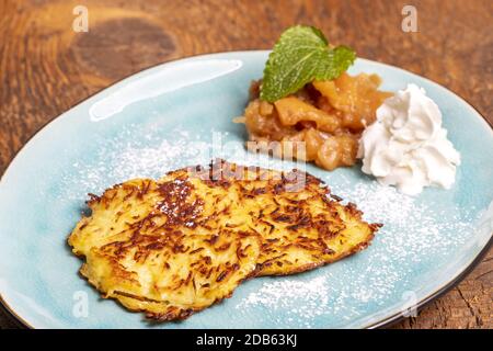 bayrische süße Hash-Browns auf einem Teller Stockfoto