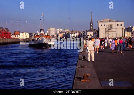 Ayr, Ayrshire, Schottland : Paddle Steamer Waverley verlässt Ayr Harbour (Vorhafen-Entwicklung) Altes Foto, gescannt von Originaltransparenz, datiert Mitte 1980s vor der Entwicklung des Hafengebiets, . Wohnungen stehen jetzt an diesem Ende des Hafens, auch auf dem Foto ist die Eisfabrik zu sehen. Graues Gebäude rechts vom Foto. Diese lieferte Eis an die Fischereiflotte, die früher vom Hafen von Ayr aus operieren Stockfoto