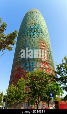 BARCELONA, SPANIEN Torre Glories, ursprünglich Torre Agbar genannt, wurde von einem französischen Architekten entworfen und ist ein 38-stöckiger Wolkenkratzerturm Stockfoto