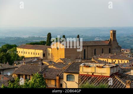 Die Chiesa di Sant Agostino, Kirche des heiligen Augustinus, ist die zweitgrößte Kirche in San Gimignano, Toskana, Italien, und gehört dem Orden S Stockfoto