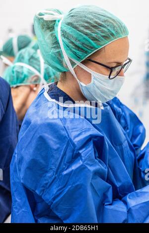 Covid-19. Krankenschwester legt Schutztücher auf. Persönliche Schutzausrüstung im Kampf gegen die Coronavirus Krankheit . Stockfoto