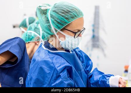 Covid-19. Krankenschwester legt Schutzhandschuhe an. Persönliche Schutzausrüstung im Kampf gegen die Coronavirus Krankheit . Stockfoto