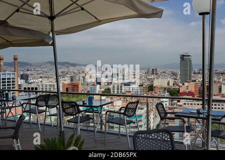 Blick über Barcelona Gebäude Stadt aus dem Café, SPANIEN. Stockfoto