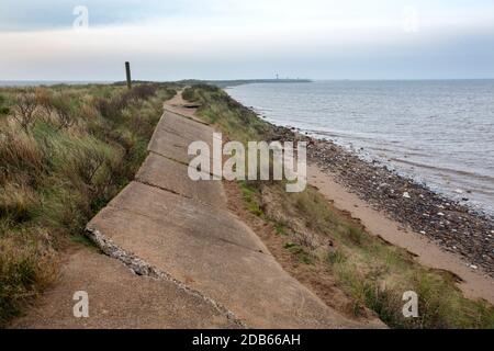 Reste der Straße, um zu verspurn zeigen auf Yorkshires Ostküste, Großbritannien, die durch einen Sturmflut im Jahr 2013 zerstört wurde. Dieser Abschnitt der Küste ist das fa Stockfoto