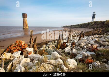 Ein Wasserturm und Küstenerosion brechen alte Meeresschutzgebiete auf dem Spurn Point an der Ostküste von Yorkshires, Großbritannien, auf. Dieser Abschnitt der Küste ist die schnellste e Stockfoto