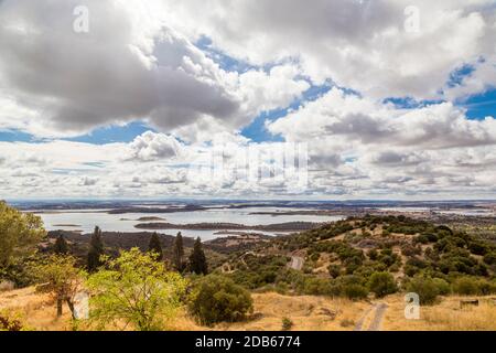 Stausee Alqueva und Landschaft bei Monsaraz, Stausee und Landschaft bei Monsaraz, Alentejo, Portugal Stockfoto