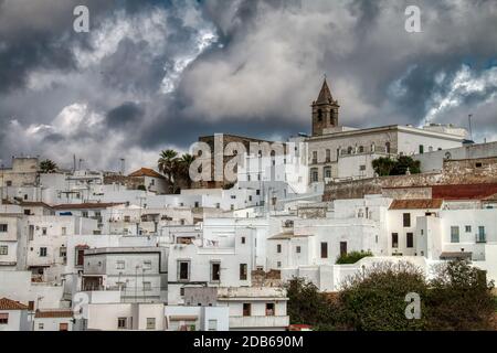 Blick auf Vejer de la Frontera, eine hübsche spanische Stadt, an einem stürmischen Tag. Stockfoto