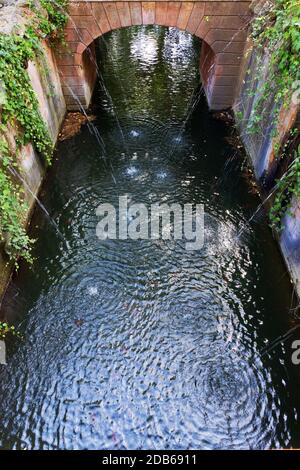 Wasserfall im Parc del Laberint d'Horta. Barcelona. Katalonien. Spanien Stockfoto