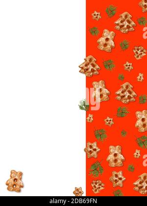 Weihnachts-Plätzchen-Muster. Roter nahtloser Hintergrund. Winterferien Dessert Dekoration. Kreatives Arrangement von Lebkuchen und Wacholderzweig Stockfoto