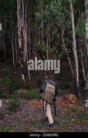 Reifer Mann mit Hut und Jacke in den Wald Stockfoto