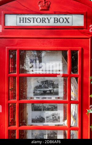 Eine alte BT-Telefonbox, die in eine History Box in Leigh, Surrey, umgewandelt wurde und Informationen zur lokalen Geschichte bietet Stockfoto