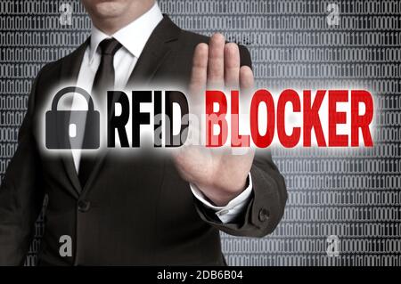 RFID-Blocker mit Matrix zeigt Geschäftsmann. Stockfoto