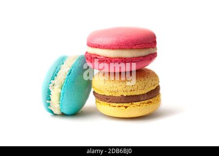 Bunte Macarons Kuchen. Kleine französische Kuchen. Süße und bunte französische Makronen auf weißem Hintergrund isoliert Stockfoto