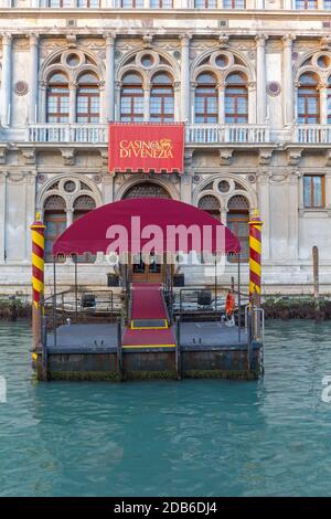 Venedig, Italien - 11. Januar 2017: Eintritt ins Casino am Canal Grande in Venedig, Italien. Stockfoto