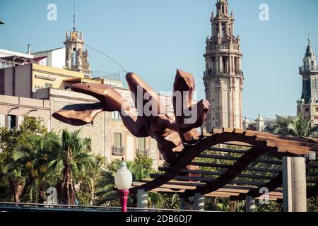 BARCELONA - AUGUST 24: Die Hummerskulptur, Gambrinus genannt, auf dem Passeig de Colom befindet sich am Eingang zum Port Vell in Barcelona. 24. August 2012 in B Stockfoto