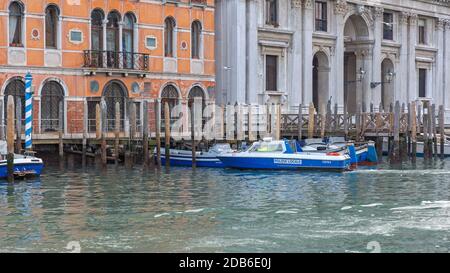 Venedig, Italien - 9. Januar 2017: Lokales Polizeischiff am Canal Grande in Venedig, Italien. Stockfoto