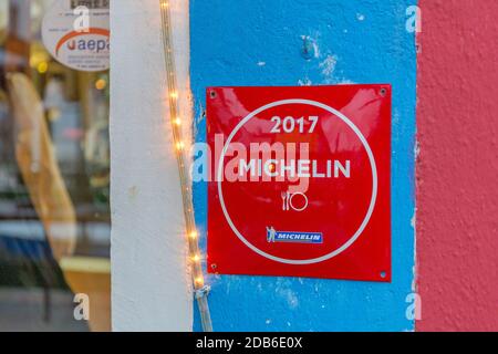 Burano, Italien - 10. Januar 2017: Berühmtes Restaurant mit Michelin-Führer Trattoria al Gatto Nero auf der Insel Burano in Venedig, Italien. Stockfoto