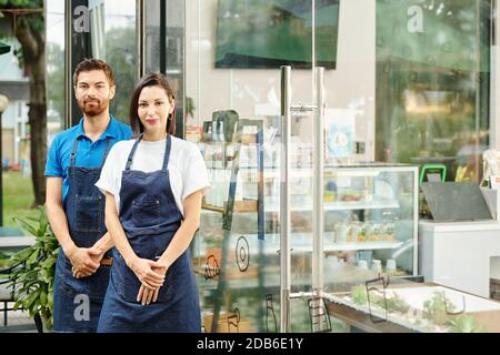 Junge Cafe-Kellner Stockfoto