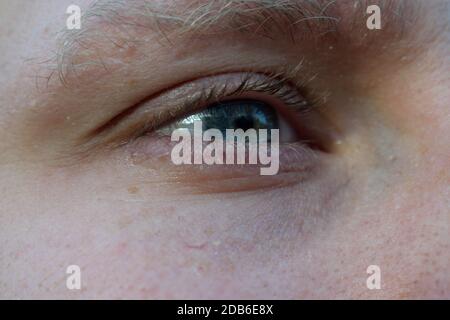 Nahaufnahme des blauen Auges des Mannes Stockfoto
