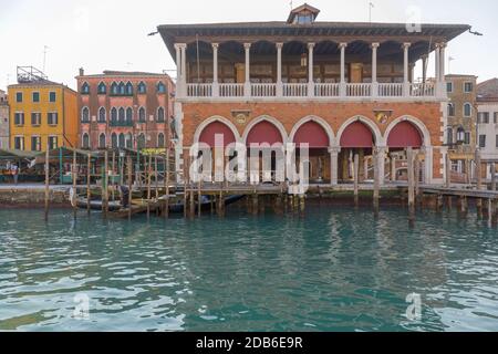 Venedig, Italien - 11. Januar 2017: Historischer Fischmarkt Rialto am Canal Grande in Venedig, Italien. Stockfoto